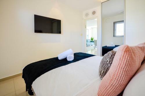 Designed Apartment With Balcony And Sea View- Yalarent