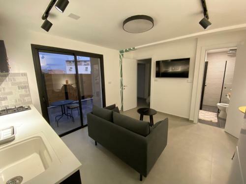 New Boutique Apartment With Balcony