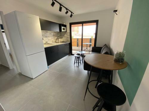 New Boutique Apartment With Balcony