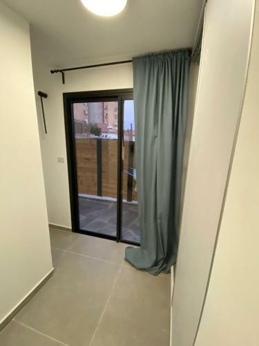 New Boutique Apartment With Balcony