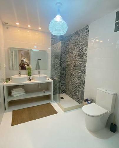 Luxurious Lower Level In Historic Pueblo