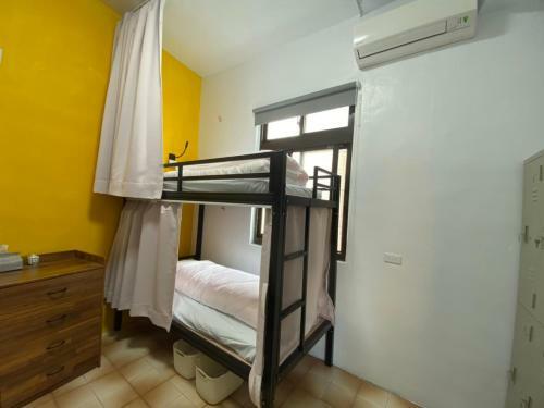 ???stop Hostel