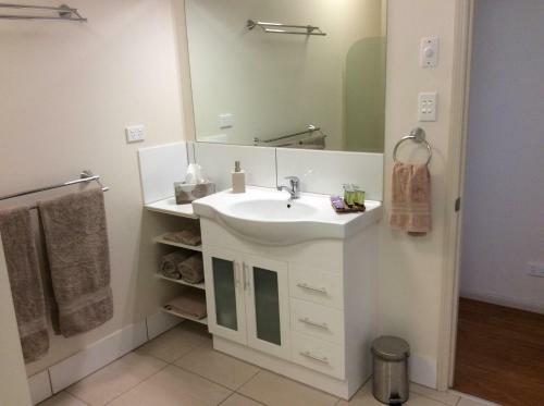 Bed & Breakfast Tinaroo Sunset Retreat