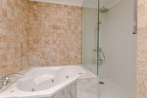 The Circular Villa - Jacuzzi, Hiking & Vineyards