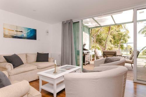 The Circular Villa - Jacuzzi, Hiking & Vineyards