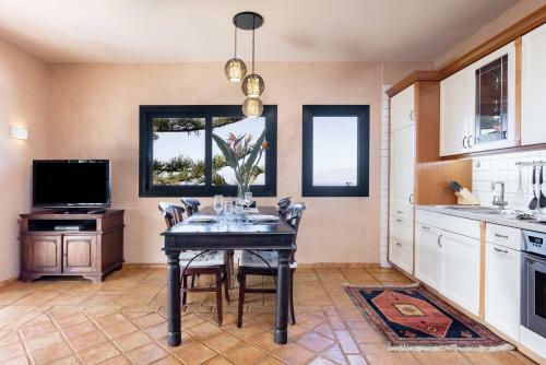 El Refugio Apartments & Villa