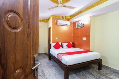 Hotel Vaccinated Staff - Oyo 62768 Gm Royals