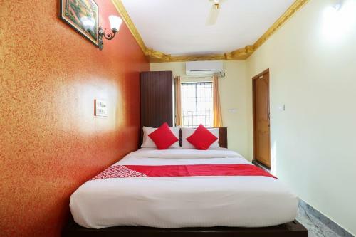 Hotel Vaccinated Staff - Oyo 62768 Gm Royals