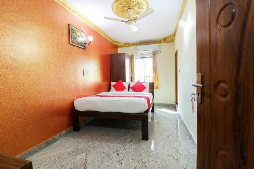 Hotel Vaccinated Staff - Oyo 62768 Gm Royals