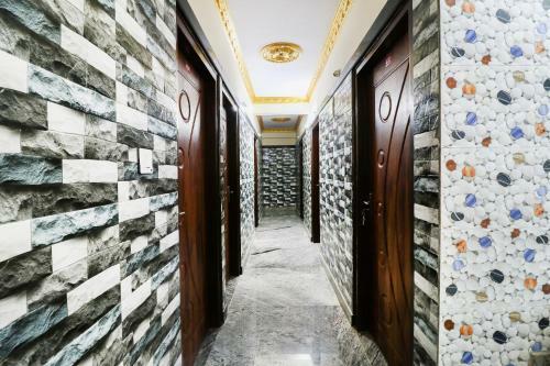 Hotel Vaccinated Staff - Oyo 62768 Gm Royals