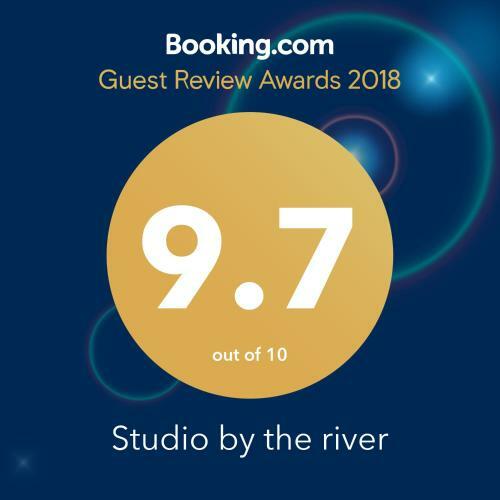 Hostal Studio By The River