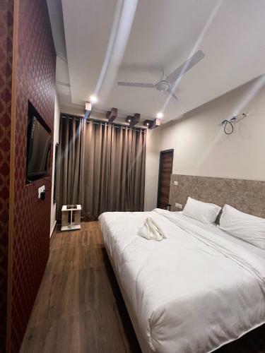 Hotel Wide Road