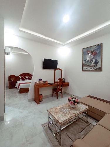 Royal Hotel 2