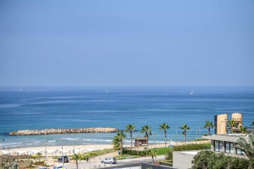 Modern 3br Apartment W/ Sea & City View