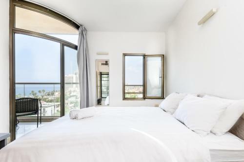 Modern 3br Apartment W/ Sea & City View