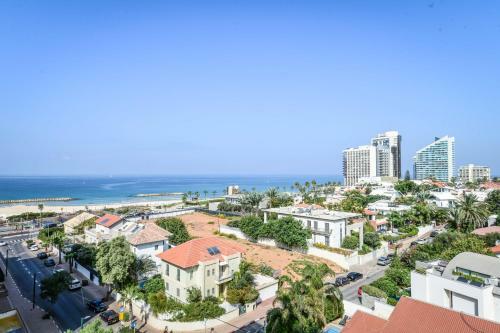 Modern 3br Apartment W/ Sea & City View