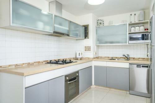 Modern 3br Apartment W/ Sea & City View