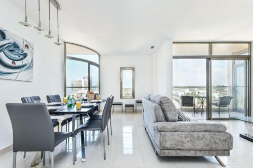 Modern 3br Apartment W/ Sea & City View