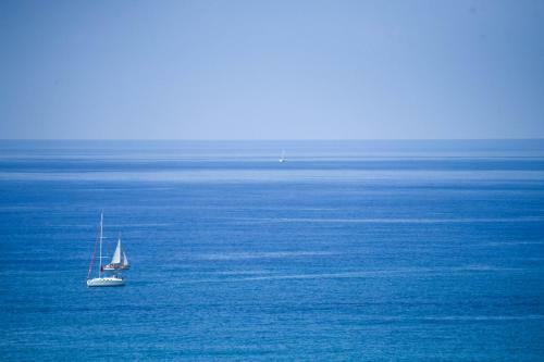 Modern 3br Apartment W/ Sea & City View