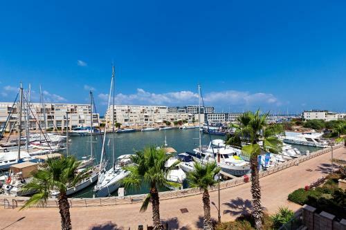 Apartamento The Green Garden Suite By The Beach