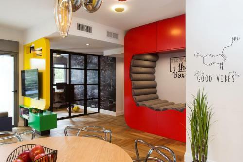 Colorful Bnb Apartment