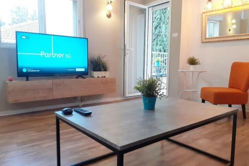 Magical Apartment Close To The Baha'i Gardens