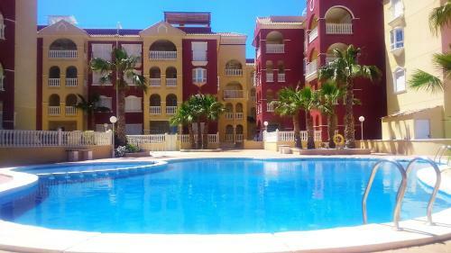 Beautiful 3 Bed, 2 Bath Modern Apartment
