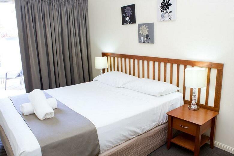 Aparthotel North Cove Waterfront Suites