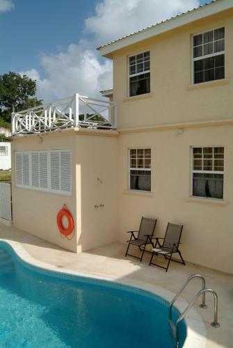 Two Bedroom Apartment With Pool Located In A Quiet Community