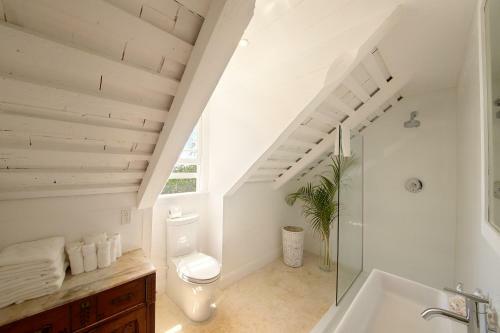 3/br 3/ba Character Home In Governors Harbour!