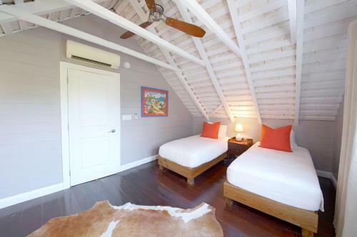 3/br 3/ba Character Home In Governors Harbour!