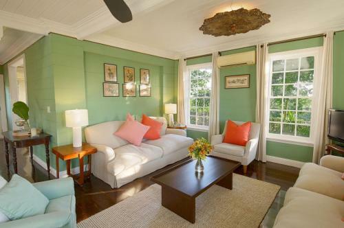 3/br 3/ba Character Home In Governors Harbour!