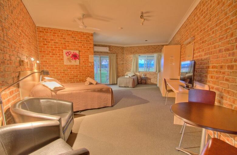 Gloucester Country Lodge Motel