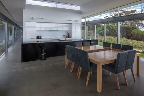 Villa Avalon Coastal Retreat