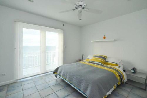 Villa Seashells By The Seashore - Absolute Waterfront