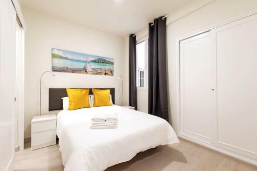 Beachside Apartment With Lateral Sea View