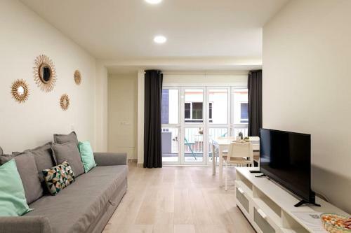 Beachside Apartment With Lateral Sea View