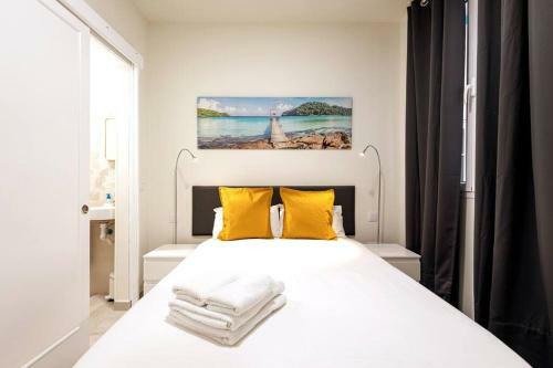 Beachside Apartment With Lateral Sea View