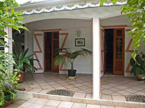 Villa Coloniale En Bois Du Pays
