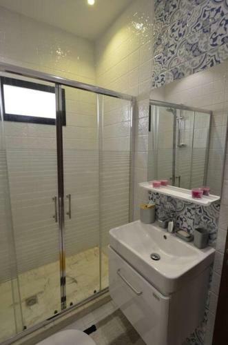 Comfy 2 Bedroom Apartment Great Location