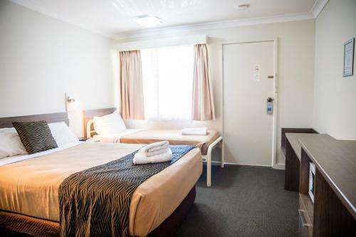 Lilac City Motor Inn & Steakhouse