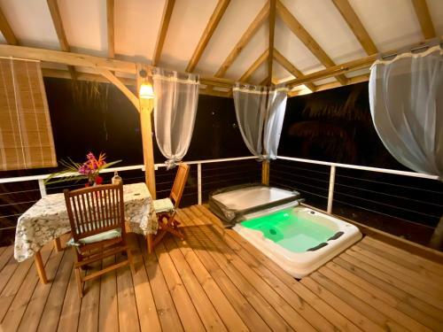 Splendide Bungalow En Bois Avec Jacuzzi Dans Un Parc Tropical
