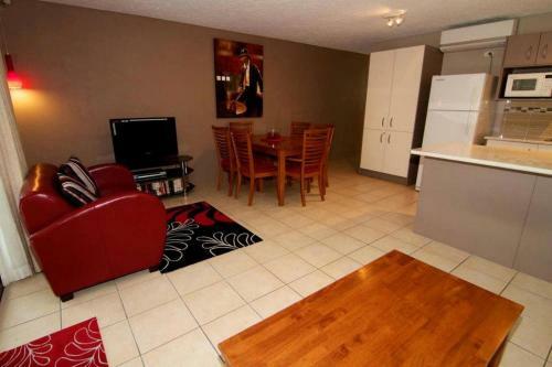 Aparthotel Merrima Court Holidays