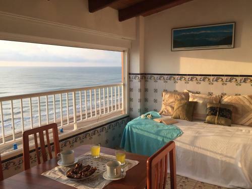 Beachfront And Bright Apartment