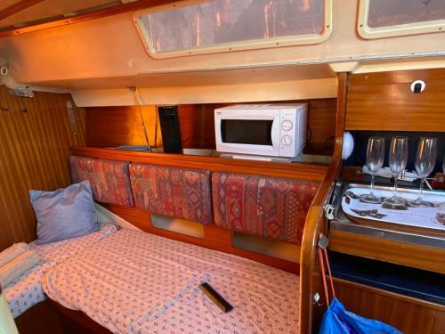 Welcome Aboard Yacht Cruiser!