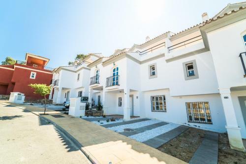 Luxury 3 Bed Towhouse Near Sotogrande With Views