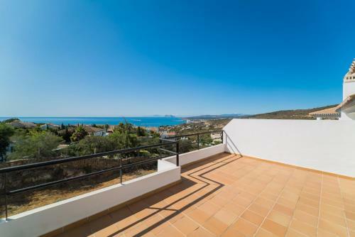 Luxury 3 Bed Towhouse Near Sotogrande With Views