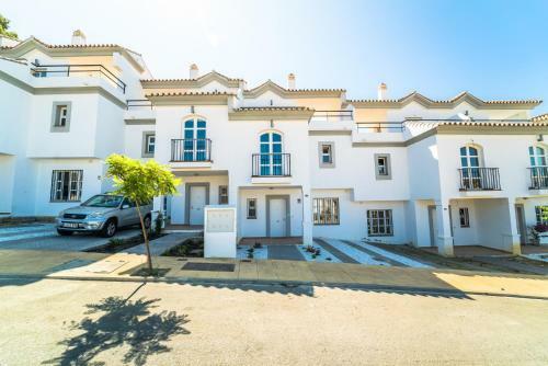 Luxury 3 Bed Towhouse Near Sotogrande With Views