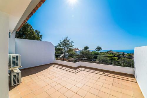Luxury 3 Bed Towhouse Near Sotogrande With Views