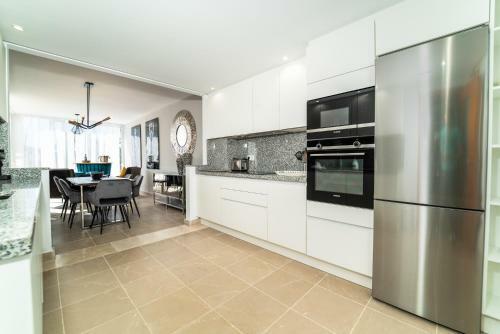 Luxury 3 Bed Towhouse Near Sotogrande With Views